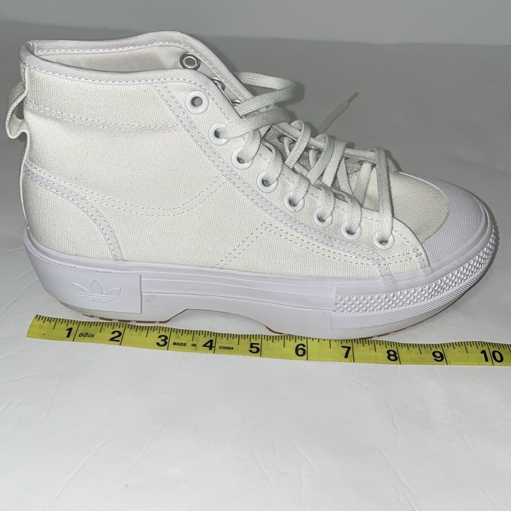 EUC Womens size 7 1/2 Nizza trex Adidas tennis shoes. Run about 1 size big!